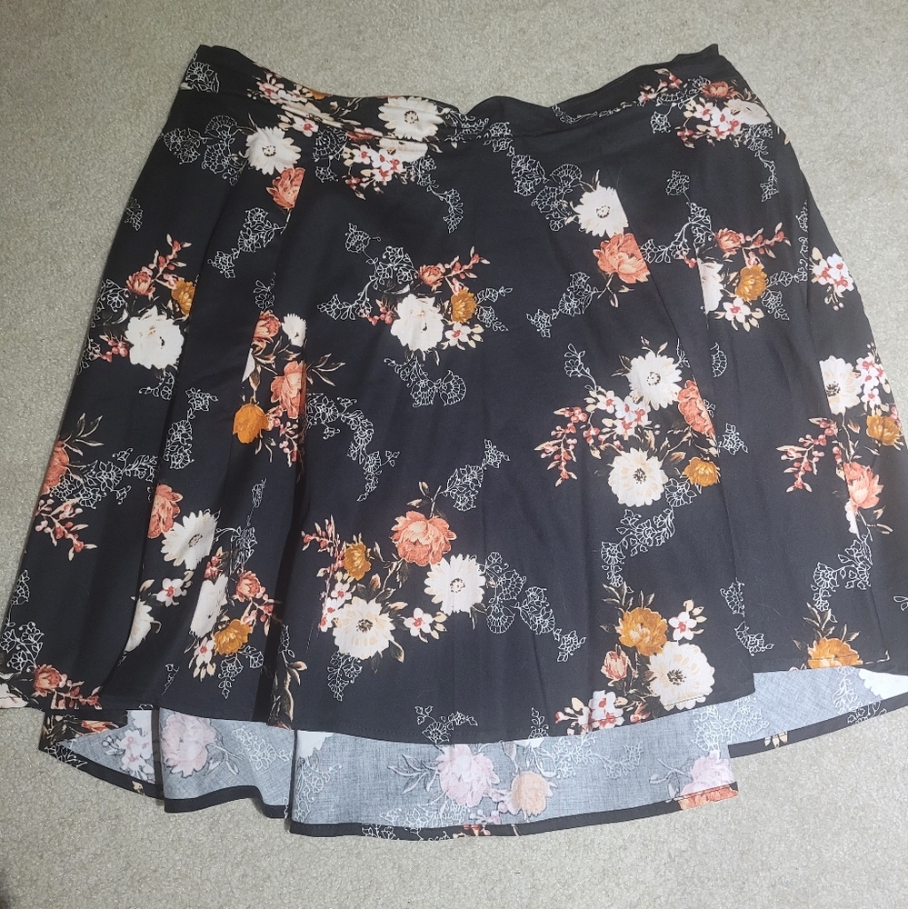 Torrid 1 black floral skirt